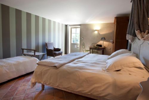 Katil atau katil-katil dalam bilik di Hôtel-Spa Le Saint Cirq