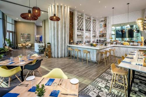 a restaurant with tables and chairs and a bar at Rent in LYFE Resort in Hollywood