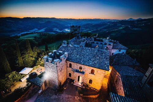 una vista aérea de un castillo en las montañas en Castello Di Giomici en Valfabbrica