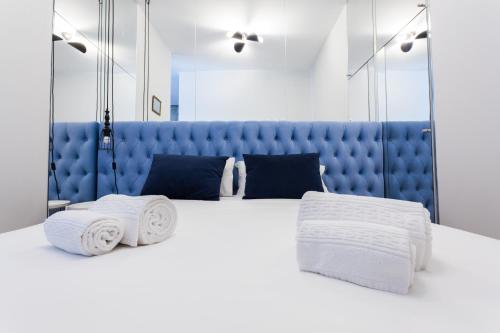 um quarto com uma cama grande e toalhas em Oporto City View - Santo Ildefonso em Porto
