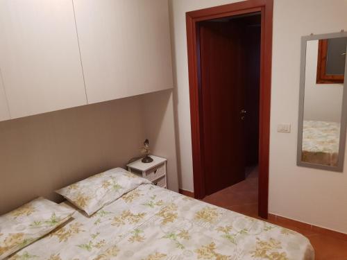 オルビアにあるOLBIA CONAD 2 iun 3715のベッドルーム1室(ベッド1台付)、上階にキャビネットが備わります。