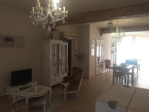 Loft a pochi passi dal mareにあるテレビまたはエンターテインメントセンター
