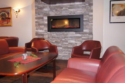 a waiting room with chairs and a fireplace at Rødberg Hotel in Rødberg