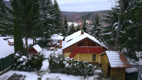 uma casa com neve no telhado em Sasvár Vendégház em Parádsasvár