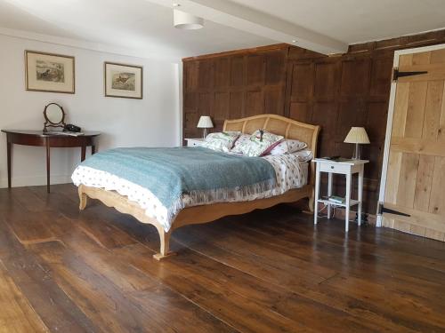 Un pat sau paturi într-o cameră la Hollow Meadow House