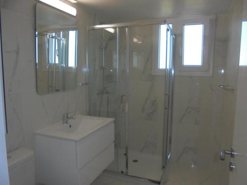 y baño con ducha, lavabo y aseo. en Kermia Court - Beach-front, modern 2 bedroom -sleeps 6 en Limassol