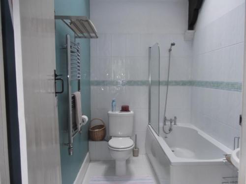 Ένα μπάνιο στο Manor House Annex - Sleeps up to 6 People