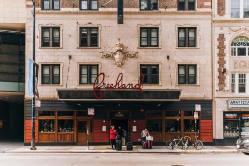 un bâtiment avec un panneau indiquant un restaurant dans l'établissement Freehand Chicago, à Chicago