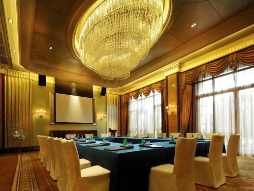 a large meeting room with a long table and chairs at Chateau Star River Pudong Shanghai in Shanghai