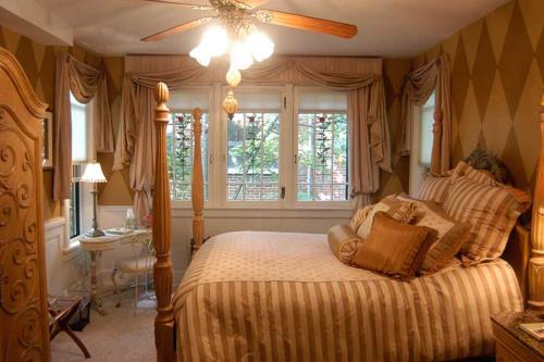 a bedroom with a bed with a ceiling fan at Gaslight Bed & Breakfast in Cincinnati