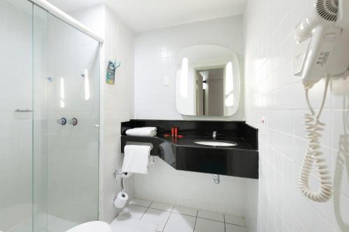 Um banheiro em Ibis Teresina