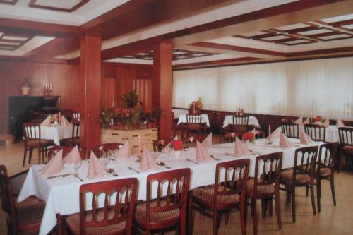 Hotel Badstube tesisinde bir restoran veya yemek mekanı