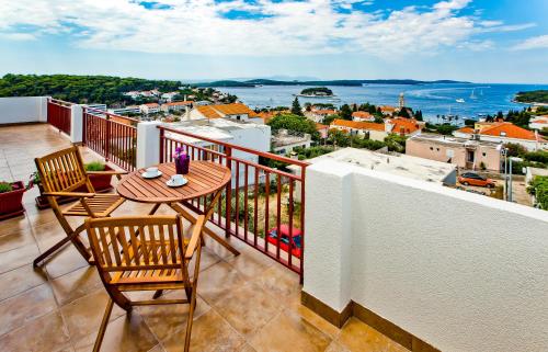 Un balcón con mesa y sillas y una vista en Apartments Ivusic, en Hvar