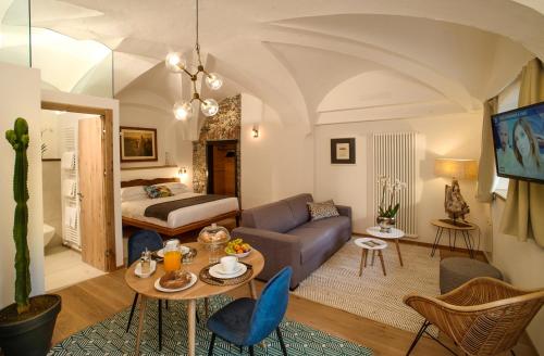 ein Wohnzimmer mit einem Sofa und einem Bett in der Unterkunft Palazzo Giani in Chiavenna