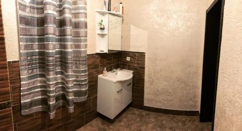 Ванна кімната в Komnata v gostevom dome na metro Osokorki