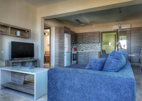 Televízia a/alebo spoločenská miestnosť v ubytovaní Aggeliki Apartments