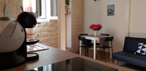 uma pequena sala de estar com uma mesa e um sofá em Mini Loft Porto Torres em Porto Torres