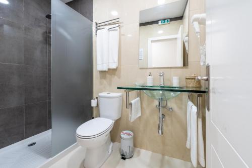 ポルトにあるMerc Porto Ribeira's Viewのバスルーム(トイレ、洗面台、シャワー付)