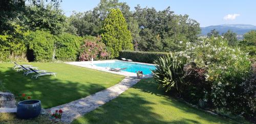 un jardín con piscina en un patio en B&B Charming suite and pool, en Tourrettes