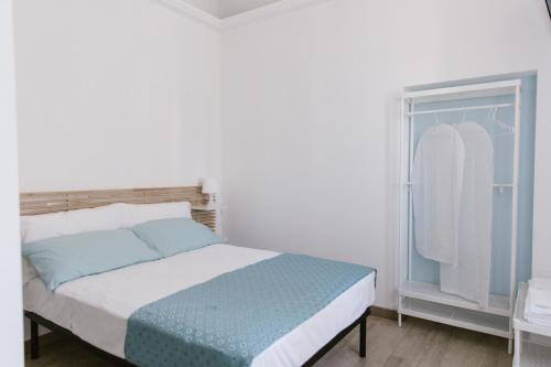 a bedroom with a bed with blue and white sheets at Stazione a mare in Casalbordino