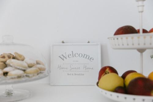 a welcome sign next to two bowls of fruit at Stazione a mare in Casalbordino