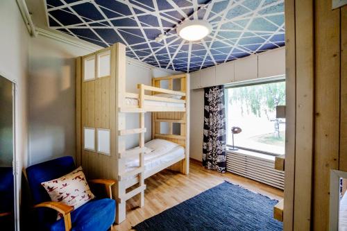 ケミにあるVilla Kemiの青い天井のベッドルーム1室(二段ベッド付)