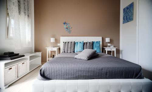ラヴェンナにあるDimora delle Emmeのベッドルーム1室(大型ベッド1台、青いシーツ付)