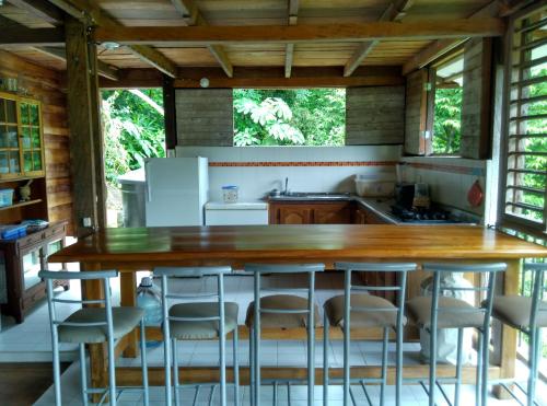 una cocina con una gran mesa de madera y sillas en Cabana El Caney en Zapzurro