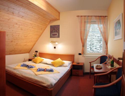 Postel nebo postele na pokoji v ubytování Pension Harrachov