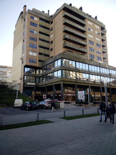 a large building with people walking in front of it at Apartamento Alvares Cabral in Vila Nova de Gaia