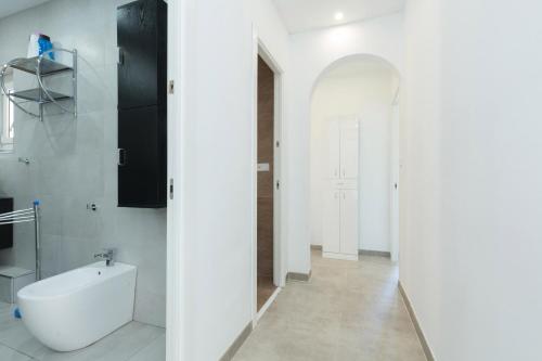 Baño blanco con lavabo y aseo en Piso luminoso en Barcelona, en Barcelona