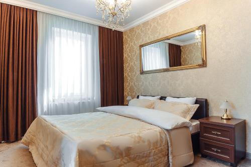 um quarto com uma cama grande e um espelho em Vallery Guest House em Bigauņciems