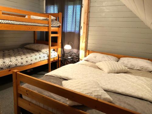 Tempat tidur susun dalam kamar di Holiday House Franc