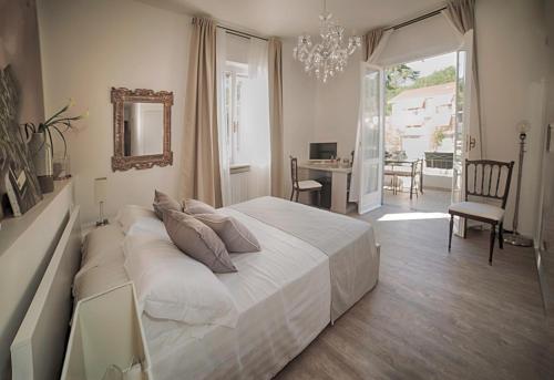 Postel nebo postele na pokoji v ubytování aMarti Suites B&B