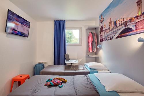 Ένα ή περισσότερα κρεβάτια σε δωμάτιο στο Welcomotel Les Mureaux