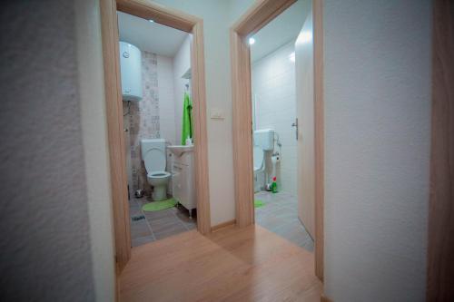 Ένα μπάνιο στο Apartman Lucija