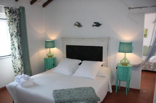 アヴィスにあるSolar Sta Terezinhaのベッドルーム1室(白いベッド1台、緑のランプ2つ付)