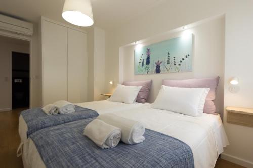 リスボンにあるLisbon Charming Apartmentのベッドルーム1室(ベッド2台、タオル付)