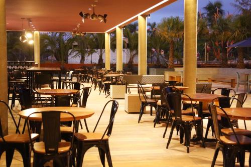 ห้องอาหารหรือที่รับประทานอาหารของ Hot Beach Resort