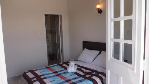 Un dormitorio con una cama con una manta a rayas. en Gold Ibis Hotel en Luxor