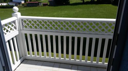 a white picket fence on a porch at Lieblingsplatz in Altenstadt