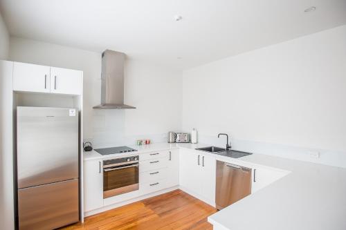A cozinha ou cozinha compacta de Nelson City Centre Apartment 2