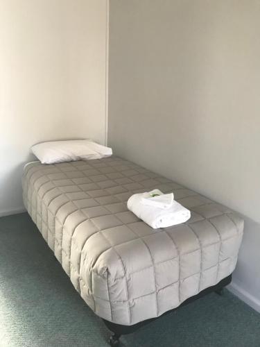 Postel nebo postele na pokoji v ubytování Kootingal Landview Motel
