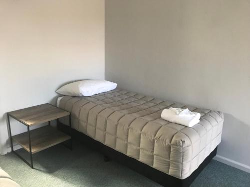 Postel nebo postele na pokoji v ubytování Kootingal Landview Motel