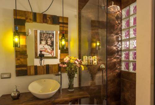 a bathroom with a sink and a shower at Hotel Winebox Valparaiso in Valparaíso