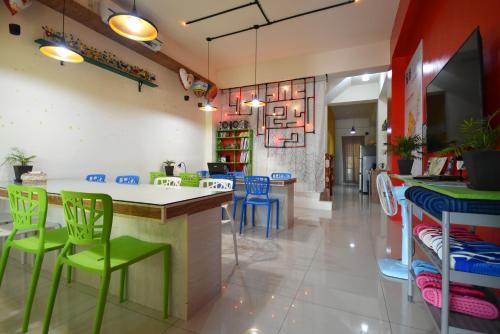 台東市的住宿－星邑旅宿(一人一床套房)，一间餐厅,里面摆放着五颜六色的椅子和柜台
