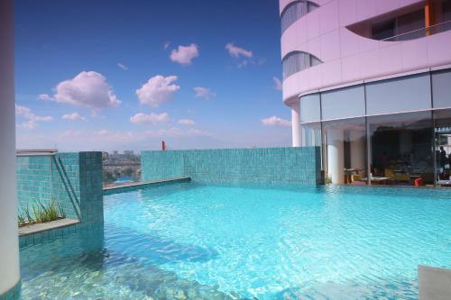una grande piscina sul lato di un edificio di Sensa Hotel Bandung a Bandung