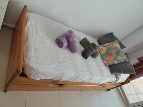 マラガにあるCity Sunny Apartmentの紫色のミット2つと枕2つ付きの棚