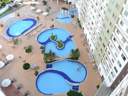 una vista aérea de un complejo con piscinas azules en Apartamento no Riviera Park, en Caldas Novas