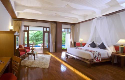 Postel nebo postele na pokoji v ubytování Samui Buri Beach Resort